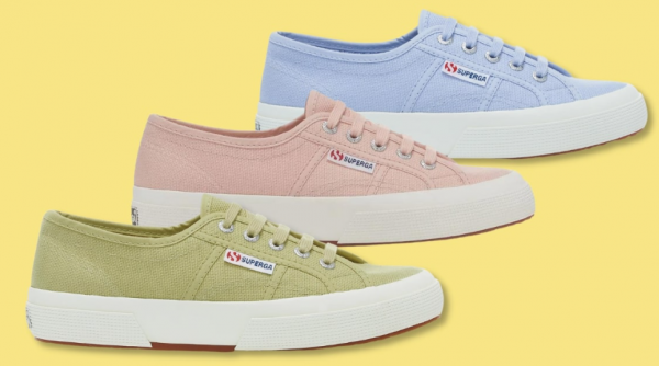 Sepatu sneakers dengan warna pastel yang lembut dan manis